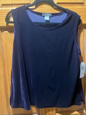 Notations Velvet Sleeveless Tank Top in Deep Navy